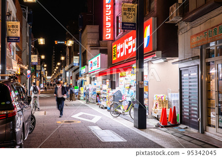 《東京》戶越銀座商店街，晚上回家的時候 95342045
