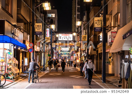 《東京》戶越銀座商店街，晚上回家的時候 95342049