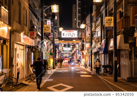 《東京》戶越銀座商店街，晚上回家的時候 95342050