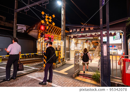 《東京》戶越銀座商店街，晚上回家的時候 95342078