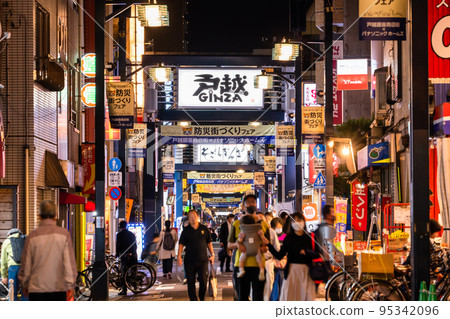《Tokyo》Togoshi Ginza shopping street, around the time of returning home at night 95342096