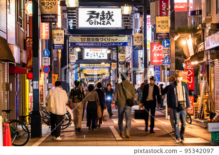 《東京》戶越銀座商店街，晚上回家的時候 95342097
