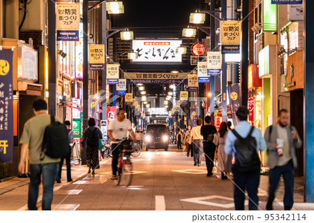 《Tokyo》Togoshi Ginza shopping street, around the time of returning home at night 《Tokyo》Togoshi Ginza shopping street, around the time of returning home at night 95342114