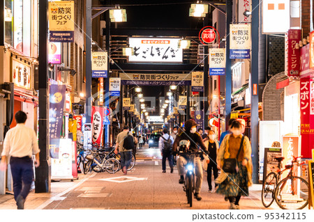 《Tokyo》Togoshi Ginza shopping street, around the time of returning home at night 95342115