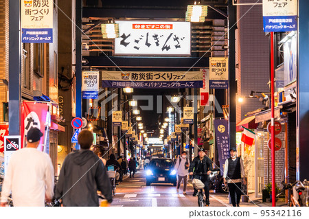 《Tokyo》Togoshi Ginza shopping street, around the time of returning home at night 《Tokyo》Togoshi Ginza shopping street, around the time of returning home at night 95342116