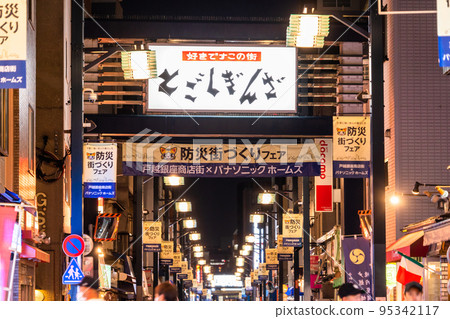 《Tokyo》Togoshi Ginza shopping street, around the time of returning home at night 95342117