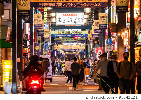 《東京》戶越銀座商店街，晚上回家的時候 95342121