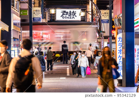 《Tokyo》Togoshi Ginza shopping street, around the time of returning home at night 95342129