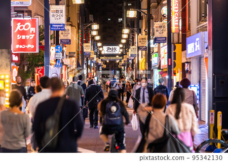 《Tokyo》Togoshi Ginza shopping street, around the time of returning home at night 《Tokyo》Togoshi Ginza shopping street, around the time of returning home at night 95342130