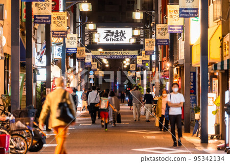 《東京》戶越銀座商店街,晚上回家的時候 《東京》戶越銀座商店街,晚上回家的時候 95342134