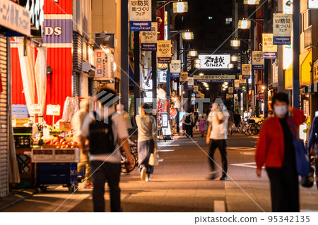 《東京》戶越銀座商店街,晚上回家的時候 《東京》戶越銀座商店街,晚上回家的時候 95342135
