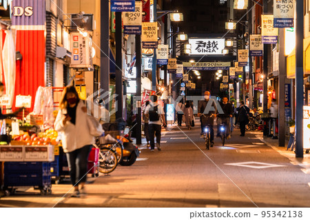 《東京》戶越銀座商店街,晚上回家的時候 《東京》戶越銀座商店街,晚上回家的時候 95342138