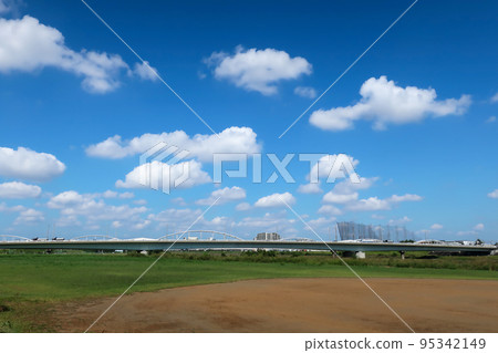 河原地面與天空 95342149