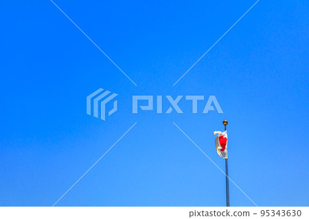 [Image material] Japanese flag fluttering in the blue sky 95343630