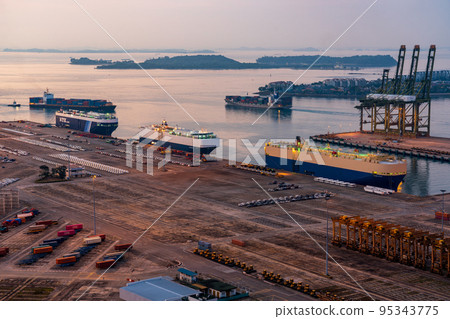 [Logistics] Car carrier docked at a container terminal early in the morning 95343775