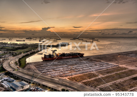 [Logistics] Car carrier docked at a container terminal early in the morning 95343778