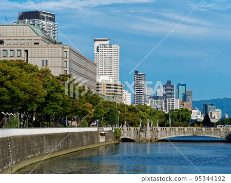 橫跨土佐堀川的水都大阪淀屋橋、大阪市政府等 95344192
