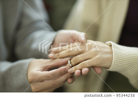 求婚圖片 一對情侶手拿著戒指 95344238