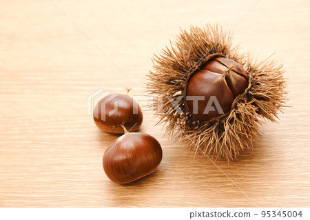 木桌上的栗子和栗子 95345004