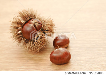 木桌上的栗子和栗子 木桌上的栗子和栗子 95345006