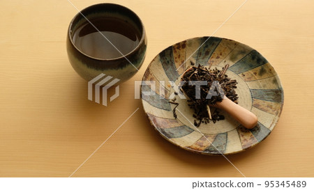 Hojicha is roasted green tea. A blend of tea leaves and stem tea. 95345489