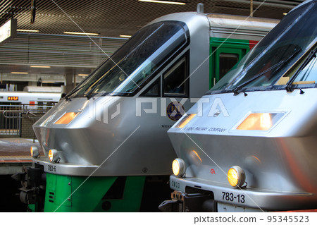 783 series limited express train "Hyper Saloon" stopping at Hakata Station (JR Kyushu) 95345523