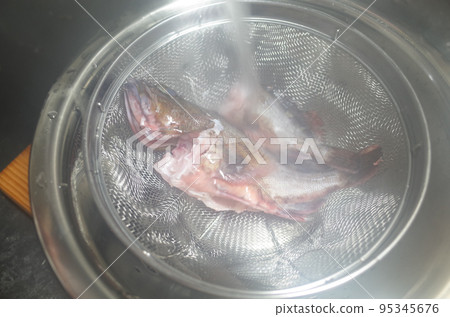 boil the scorpion fish 95345676