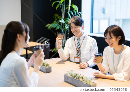 商人在休息空間聊天 95345958