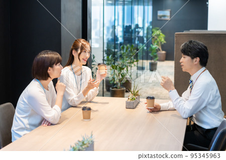 Businessmen chatting in a break space 95345963