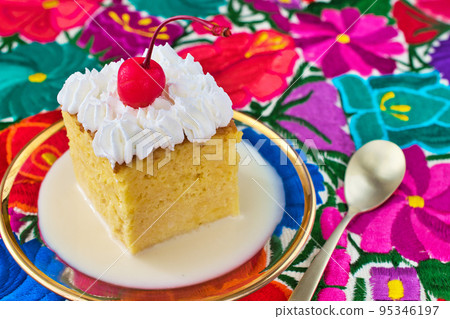 Pastel de tres leches Pastel de tres leches 95346197