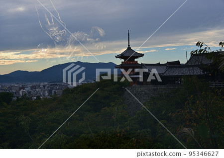 清水寺觀與雲間龍 清水寺觀與雲間龍 95346627