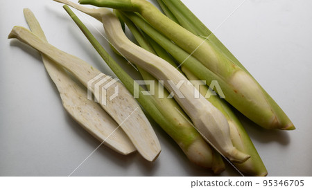 Prepare makomodake, peel off the green skin, and peel thinly with a peeler. 95346705