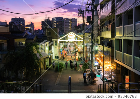 黃昏的東京台東區谷中銀座商店街 95346768