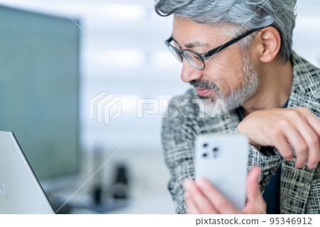 Businessman, middle class, elegant appearance, cell phone, smartphone 95346912