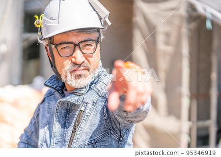 工地主管、施工主管、總工程師、主管、牛仔、白髮、鬍鬚、指點 工地主管、施工主管、總工程師、主管、牛仔、白髮、鬍鬚、指點 95346919