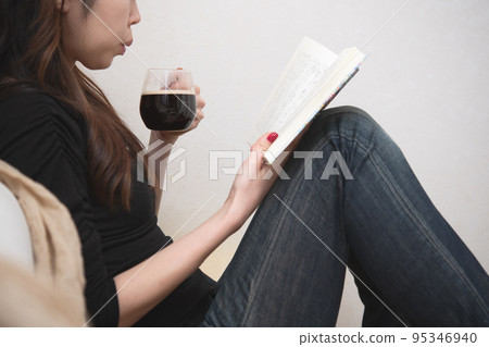 一邊喝咖啡一邊看書的女人 95346940
