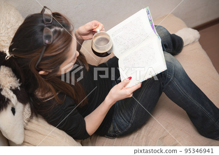 一邊喝咖啡一邊看書的女人 一邊喝咖啡一邊看書的女人 95346941
