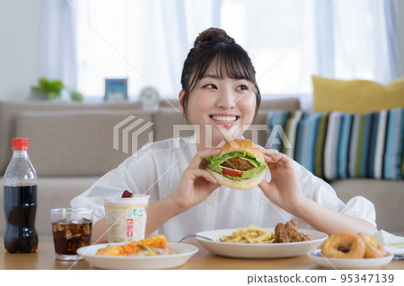 作弊日 年輕女子在垃圾食品前微笑 95347139