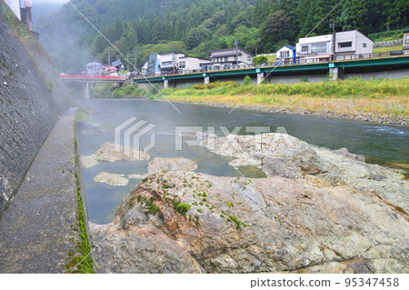 Rainy hot spring town scenery 95347458