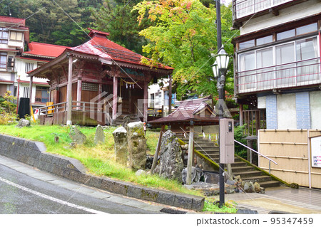 Rainy hot spring town scenery 95347459