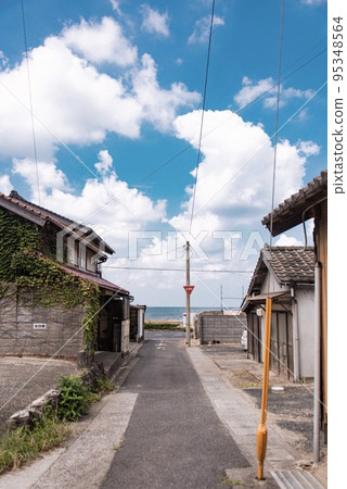 The blue sky that spreads over the beach of Inasa 95348564