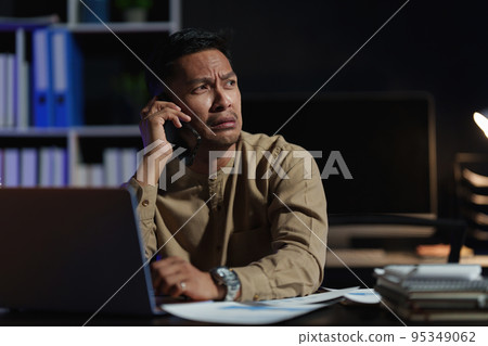 Stressed business man working over time at night. business account and finance concept 95349062