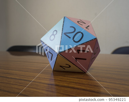 桌子上的正二十面體 95349221