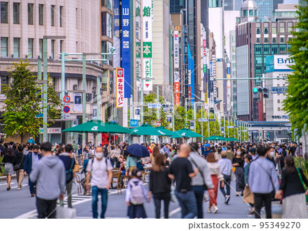 日本東京都市風景 入境限制解除，訪日外國遊客急速增加，銀座寶天繁華 = 10 月 16 日星期日 95349270