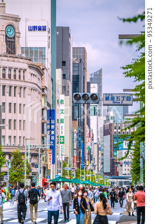 Tokyo cityscape in Japan Elimination of immigration restrictions, rapid increase in foreign tourists visiting Japan, bustling Ginza Hokoten = Sunday, October 16 95349271
