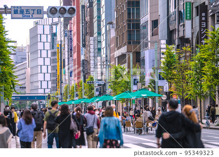 日本東京都市風景 入境限制解除，訪日外國遊客急速增加，銀座寶天繁華 = 10 月 16 日星期日 95349323