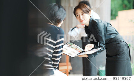 意大利餐廳女員工 95349567