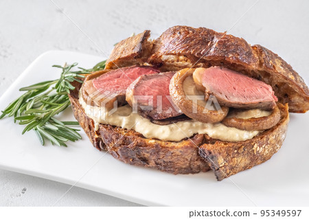 Sandwich with beef steak and mushrooms 95349597