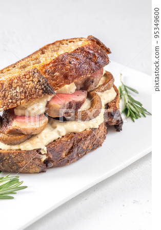 Sandwich with beef steak and mushrooms 95349600