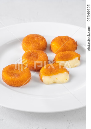 Camembert nuggets 95349605